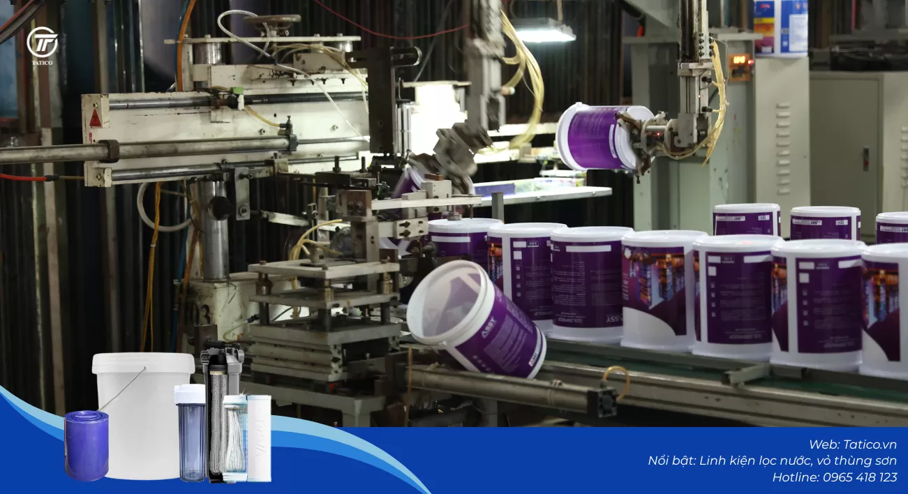 Xưởng in của Tatico Việt Nam đang thực hiện c&ocirc;ng nghệ in lưới (in lụa) - in vỏ th&ugrave;ng sơn để cung cấp cho đối t&aacute;c