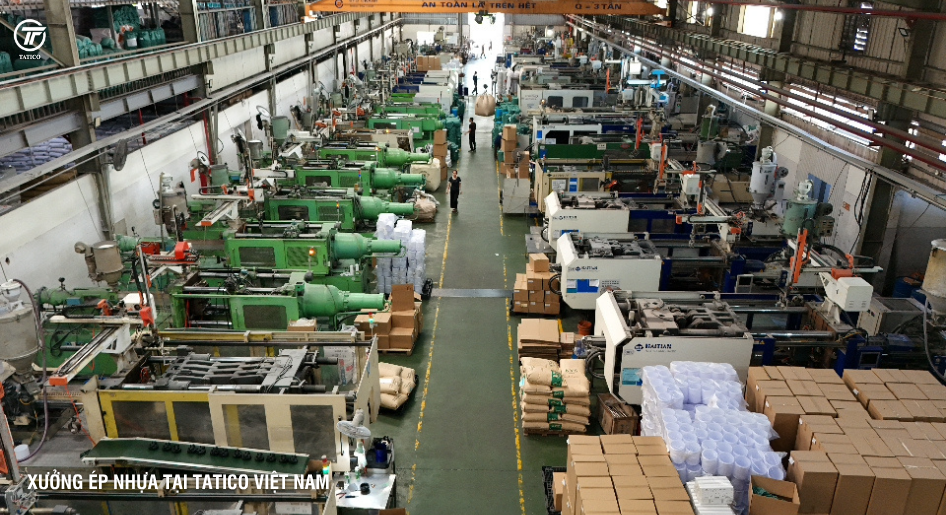 Xưởng nhựa của Tatico Việt Nam - &eacute;p phun tự động sản xuất vỏ th&ugrave;ng sơn nhựa với độ ch&iacute;nh x&aacute;c cao